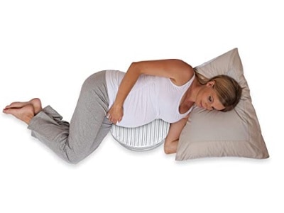 pregnant woman sleeps using pregnancy wedge pillow