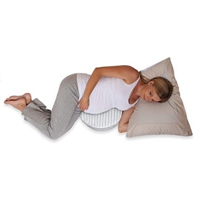 pregnant woman sleeps using pregnancy wedge pillow