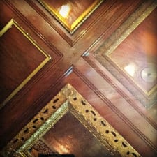 A picture of an ornate ceiling