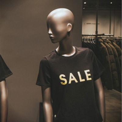 black mannequins wear sale t-shirt