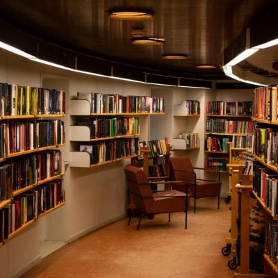 A room with a book shelf filled with books