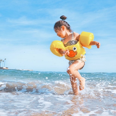 A young girl playing in a beach