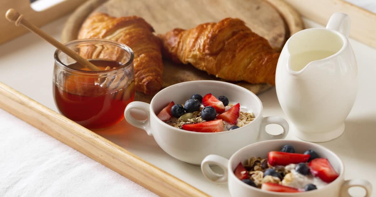 A set of healthy breakfast on a tray